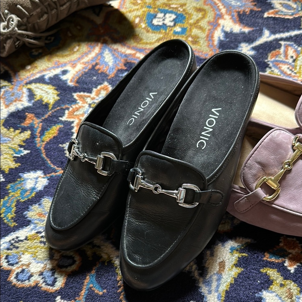 Vionic Black Leather Flats with Sophisticated Loafer Design